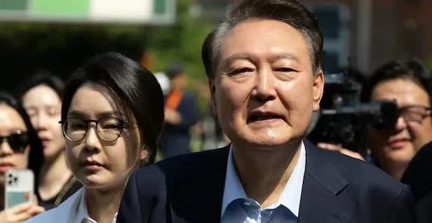 让尹锡悦今天笑死了，人不管曾到过多高的位置，其实面对困难和危险与普通人一样，会逃