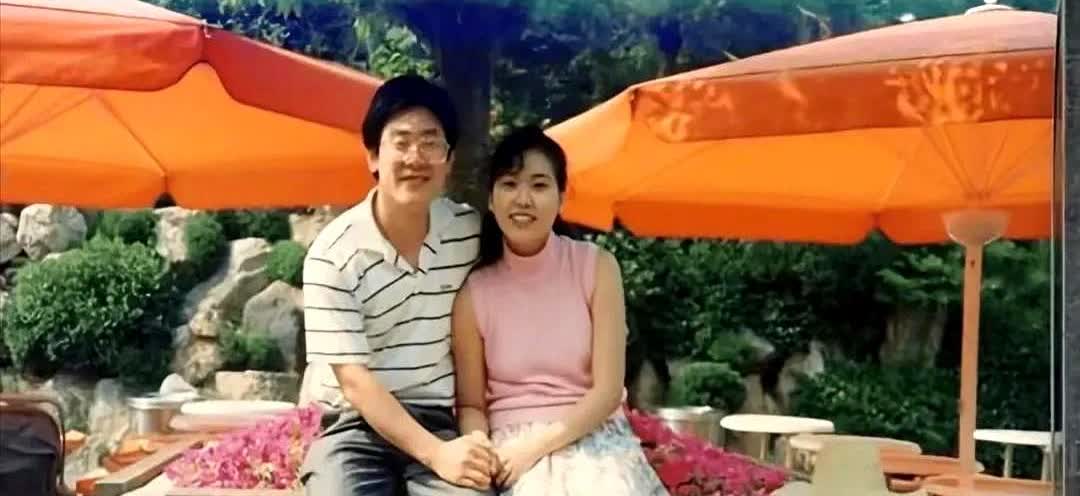 看李在明夫妻随意的一张生活照，感情真的是好，不是装的！

照片里，他们俩坐得