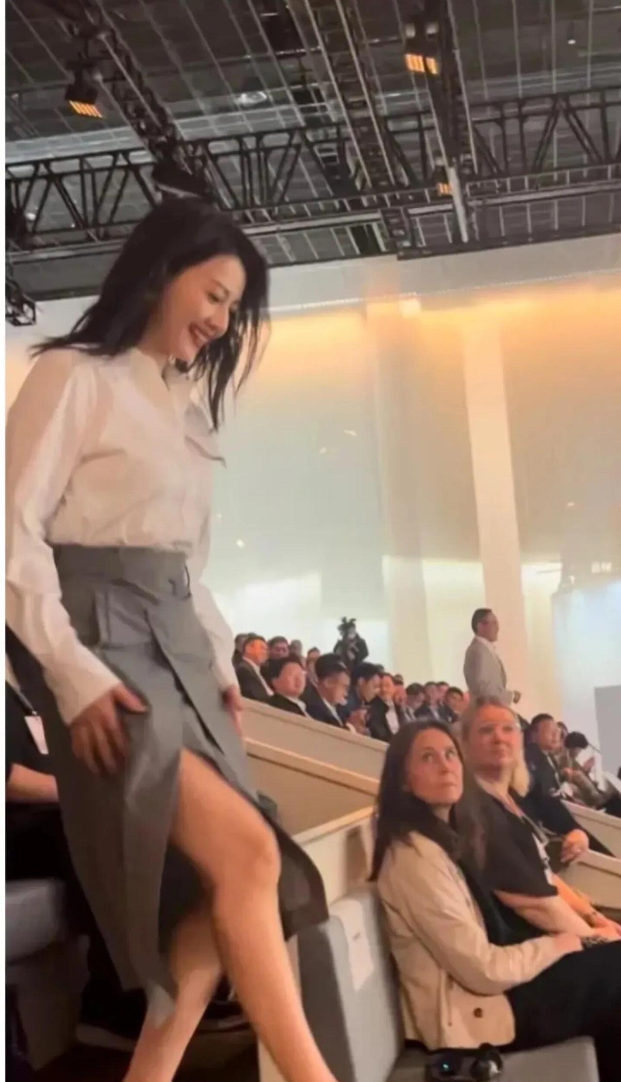 女神就是女神，40多岁了，但状态太好了，身材一点没发福，该凸的凸，该瘦的瘦，走在