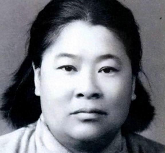 1937年，周子昆在延安窑洞正式娶了小自己12岁的娇妻何子友，20多位中央领导出