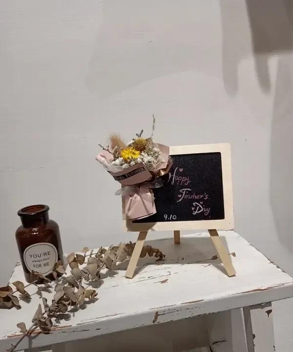 在单位，和领导打交道的几个小技巧:
1，学会送小礼
2，不要抢领导风头
3，不要