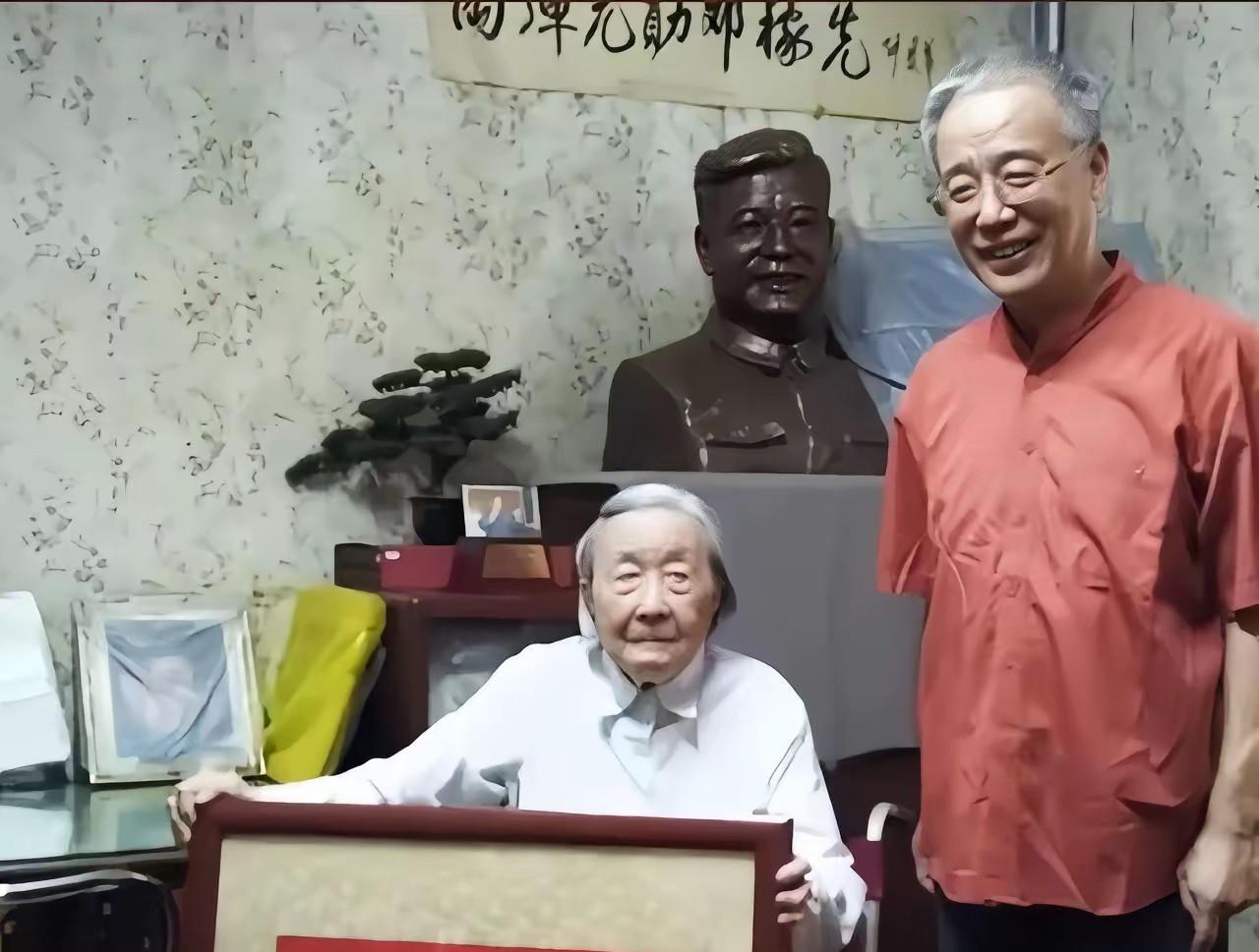 邓稼光的妻子回忆说，满大街都是人，外面的车一车一车号外，那就抢着看报纸。她的父亲