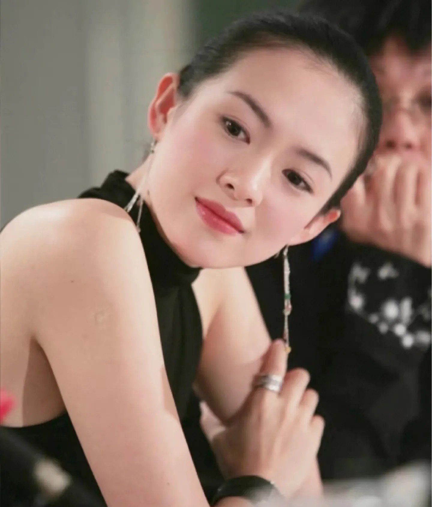 有点同情章子怡了，
因为她被雷佳音狠狠上了一课，
她以为自己是国际影后，以为自己