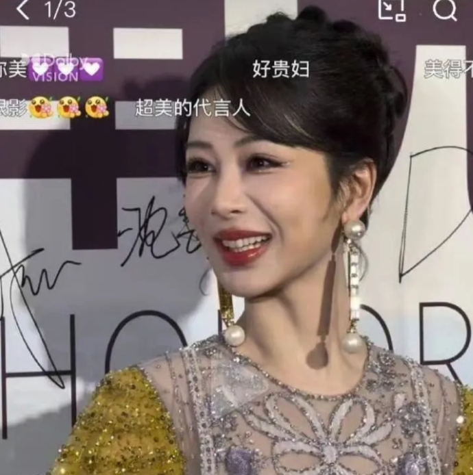 杨紫，
是不是，
跟化妆师不对付啊，感觉妆造一直都没有什么变化啊

今晚杨紫出席