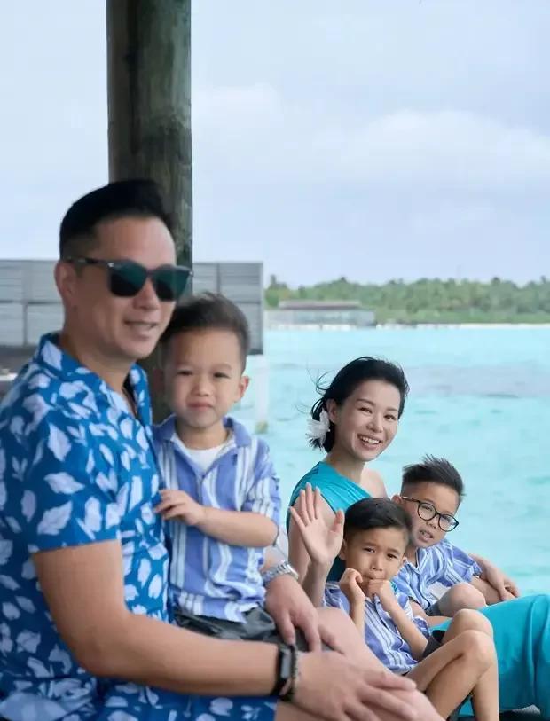 胡杏儿马尔代夫蓝裙惊鸿！三娃缠身却比拍戏轻松，44岁美如画
胡杏儿最新度假照引爆