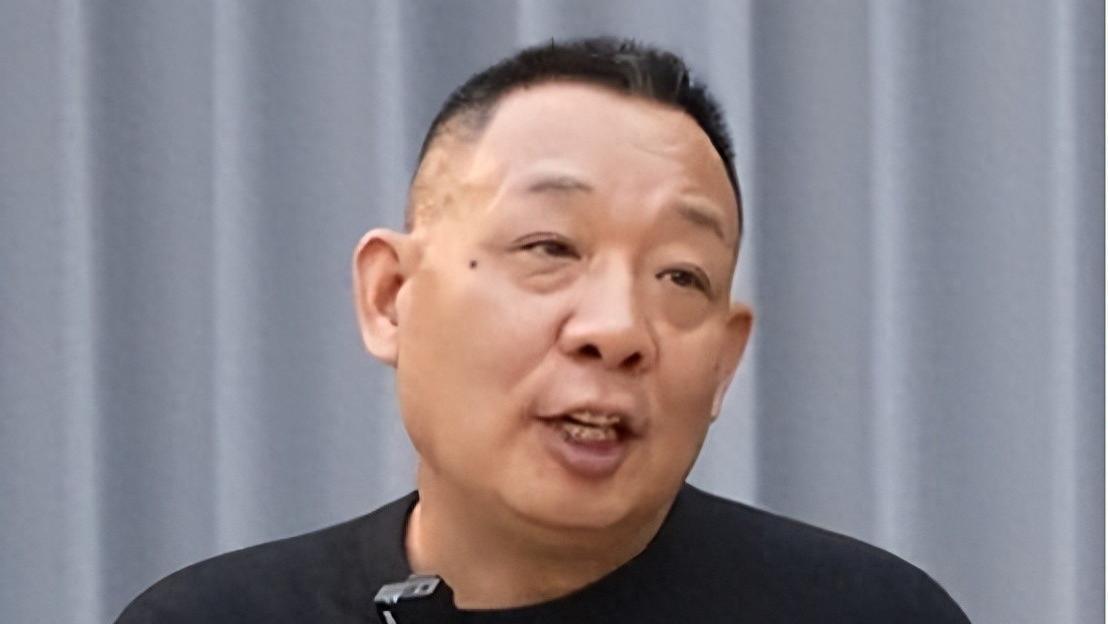 郑州胖东来新店开始动工，市政工人拆除围挡，规划效果图被张贴