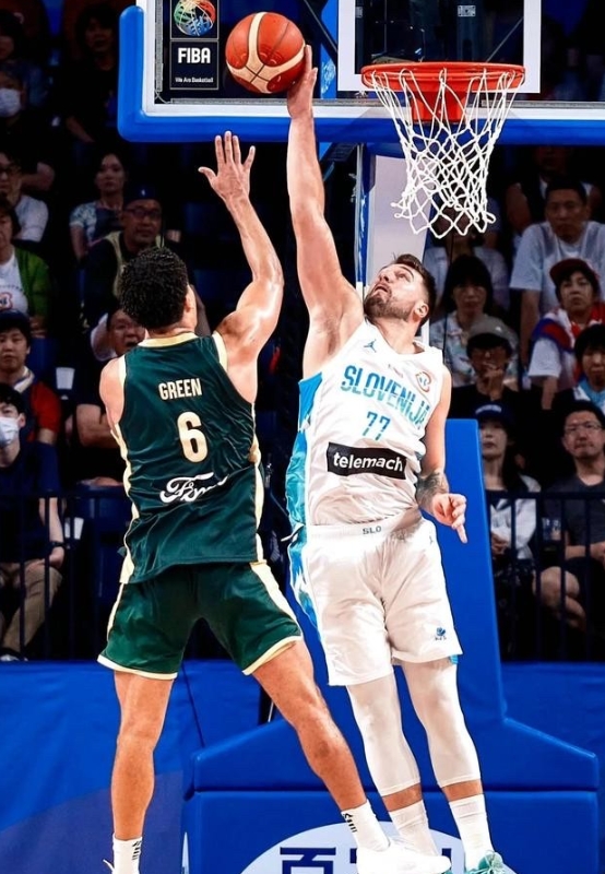东契奇，你是个狠人啊！！！！！！！！
就在男篮欧洲锦标赛小组赛
斯洛文尼亚男篮8