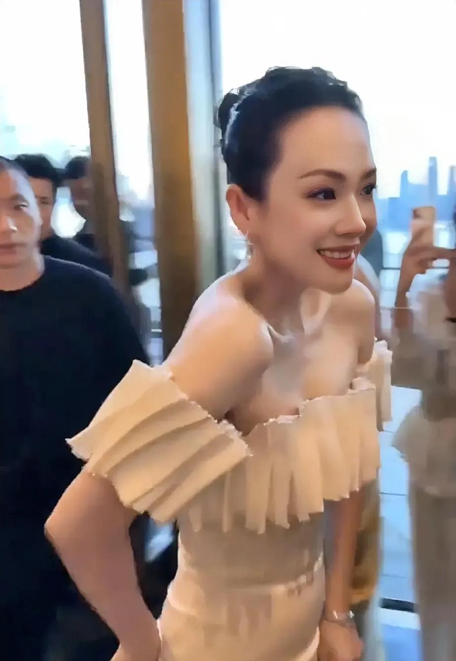 这么清纯清新的章子怡
还真是第一次看到，
像个公主，像个小姑娘一样，娇俏可人。