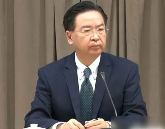这简直是赤裸裸的挑衅！就在美对全球加征32%关税的4月5日，台当局吴钊燮、林佳龙