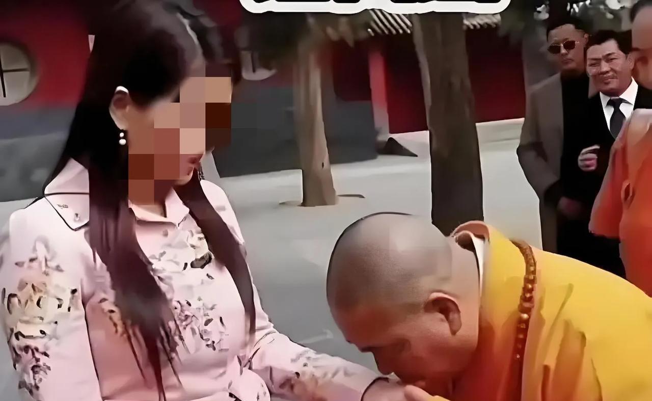 惊掉下巴！
网上竟流出某方丈对某女星行“吻手礼”的视频！这画面一出现，瞬间炸锅。