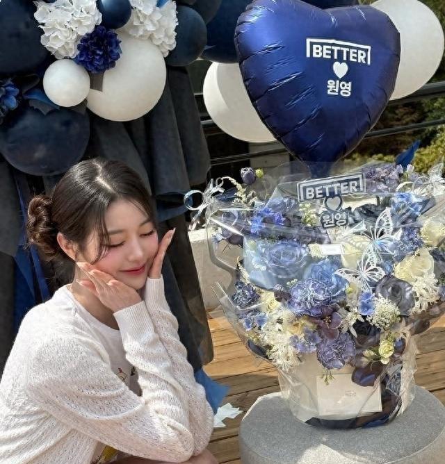 张元英与花同美
张元英一笑，花都得低头。她站在镜头前，美得理直气壮。网友都说她是