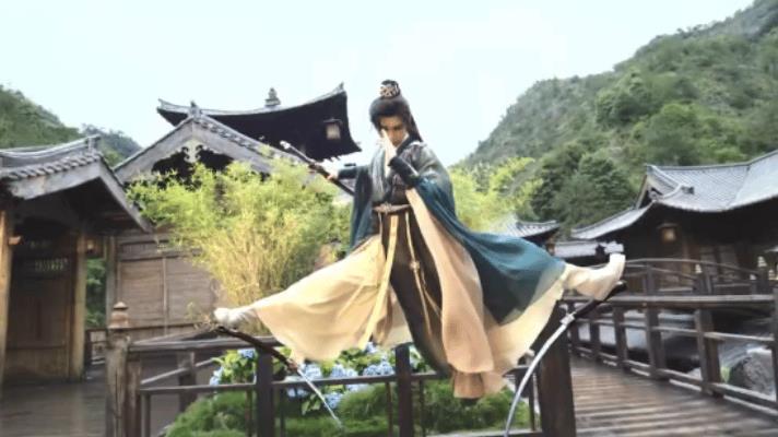 #哇塞！成毅《赴山海》跨剑一字马太绝了
家人们，9月19日成毅在《赴山海》里直接