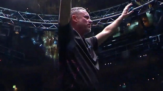 斯诺克奇迹！世界冠军致命失误，49岁外卡老将夺生涯首冠，跳上球台庆祝