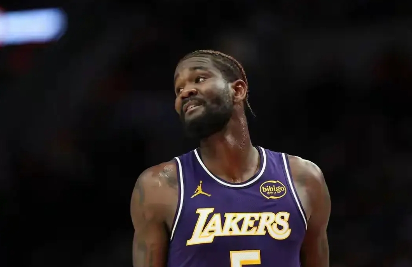 湖人坏消息。
顿宝左肘酸痛，将缺席明天对爵士的比赛。没有他，爵士未必好打。本赛季