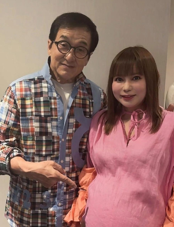 71岁成龙和日本女星中川翔子见面，用手抚摸对方孕肚，眼神好温柔！[赞][赞]
