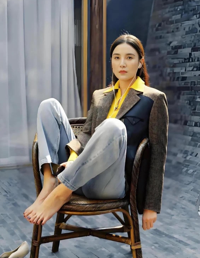 近期热议某女演员颜值话题，网友意见两极分化。

有人认为她被高估，实际长相中等水