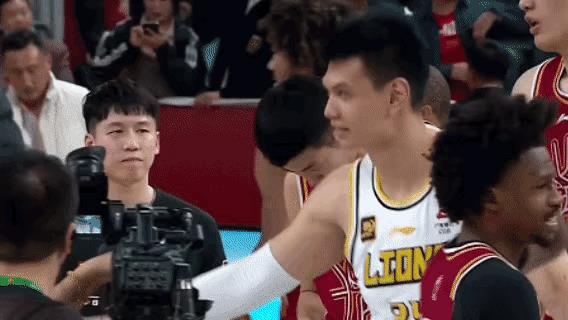 许钟豪和张宁握手言和，他们二人是联赛中典型的代表人物，如今终于相逢，这也印证了姜