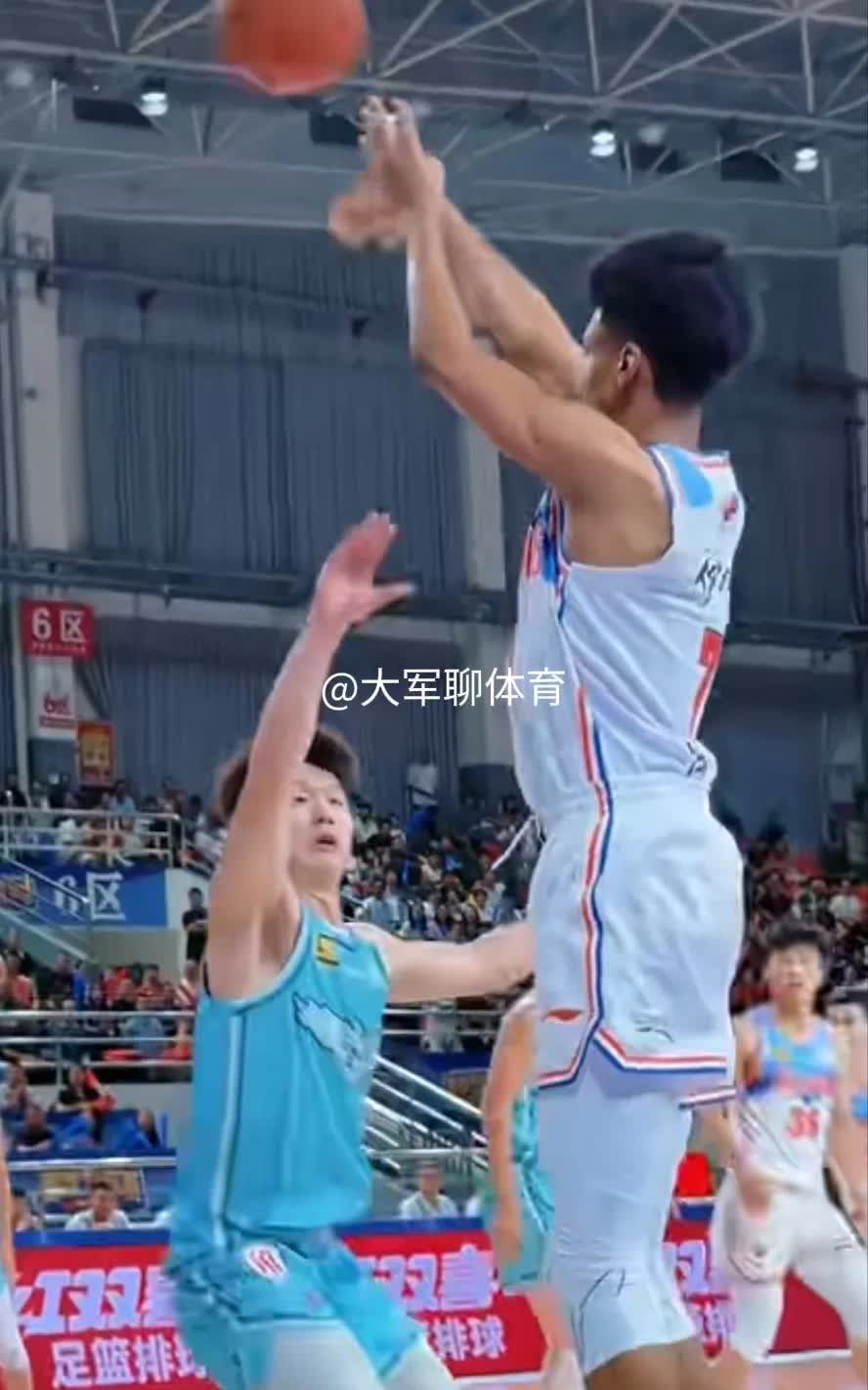 齐麟、吴冠希复出，夏季联赛新疆飞虎男篮63比80不敌青岛男篮。
吴冠希登场16