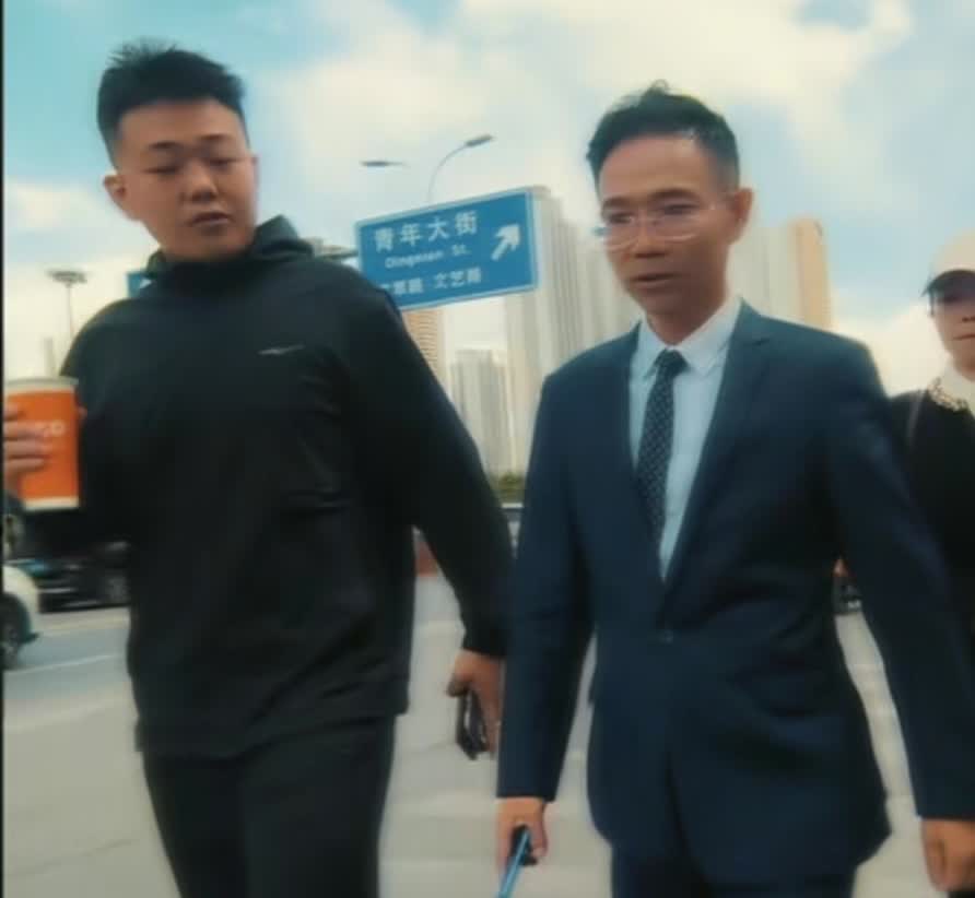 姜甲儒亲哥说道：我爸，他的模样人见人怕，因为他的形象像大哥大，所以网友们建议甲儒