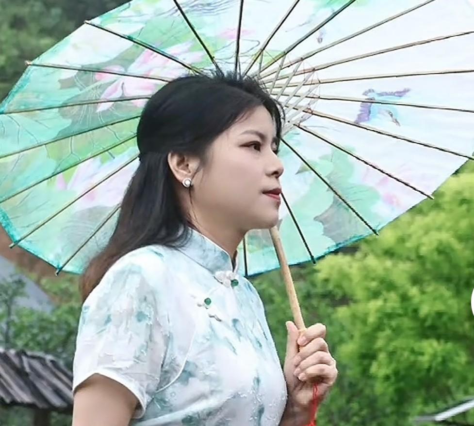 黑子说姚家妞妞之前是摆地摊的，吐槽因这件事的热度而赚的盆满钵满。
我看了妞妞的每