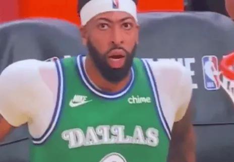 浓眉也太脆了吧！
圣诞大战，打勇士，第二节才稍微地跑动一下，就身体不适应，跑回更