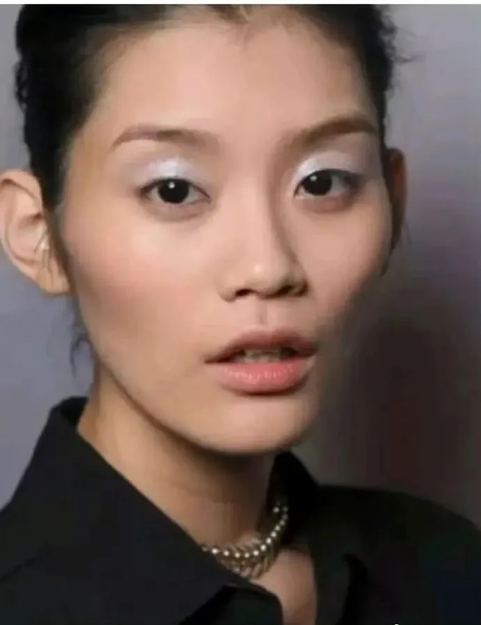 钱能养人这句话是真不假！
名模时期的奚梦瑶，两颊凹陷，长相很高级，但是和美一点也