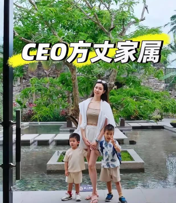 真是滑了个大稽，
释永信的审美还是相当哇塞的，
他老婆可是多少男人的梦中情人。