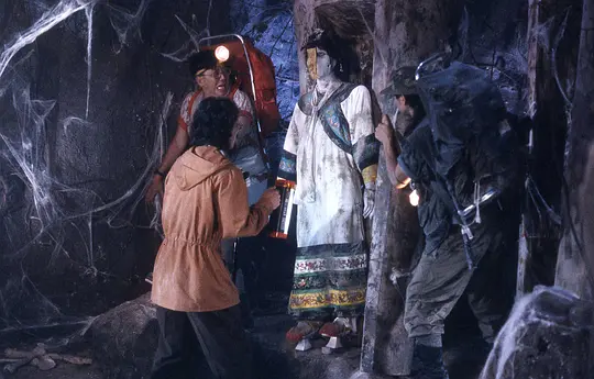    毫无疑问，《僵尸家族》一如既往的港式僵尸喜剧电影。
不同以往及后来者的是，