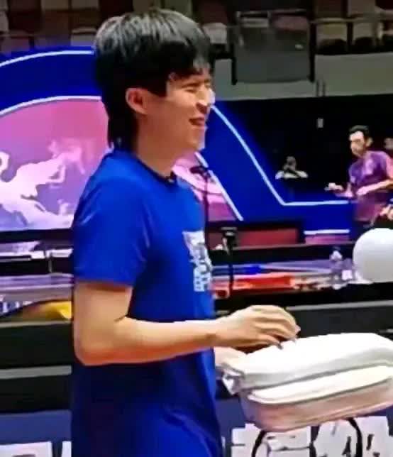 听说头头今天现身厦门兵超训练地，第一天就又穿了美国大满贯那件蓝色文化衫(以前兵超