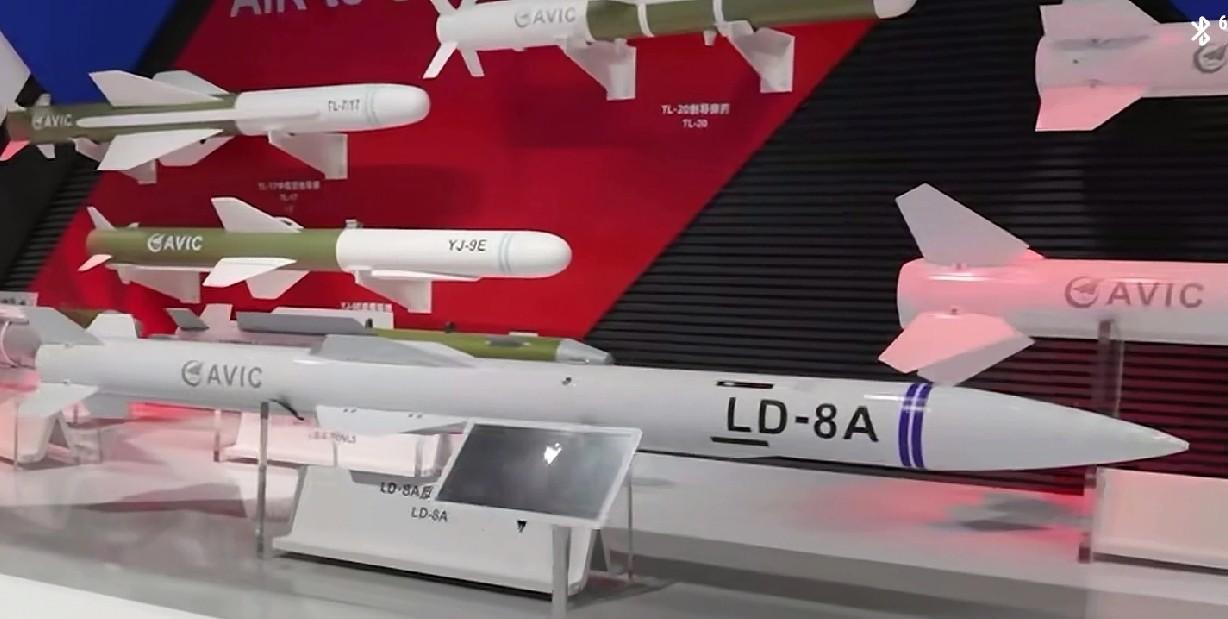 PL-15展示换头术，摇身变成雷电-8A，空空反辐射导弹，A导B射克星。
雷电-