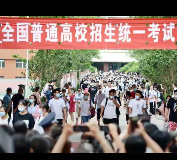 高考送考年年有，今有奇葩特别多！
一年一度的高考，莘莘学子们奋战在各自的考场上，