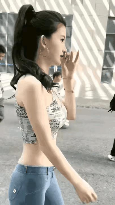 看这个美女
身材怎么样
棒极了吧
一扭一扭的
是不是很带劲
要是有这样的女朋友
