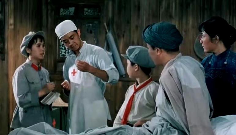 这是1974年拍摄的故事片《闪闪的红星》中一个镜头，大家能认出左一这位年轻的女战