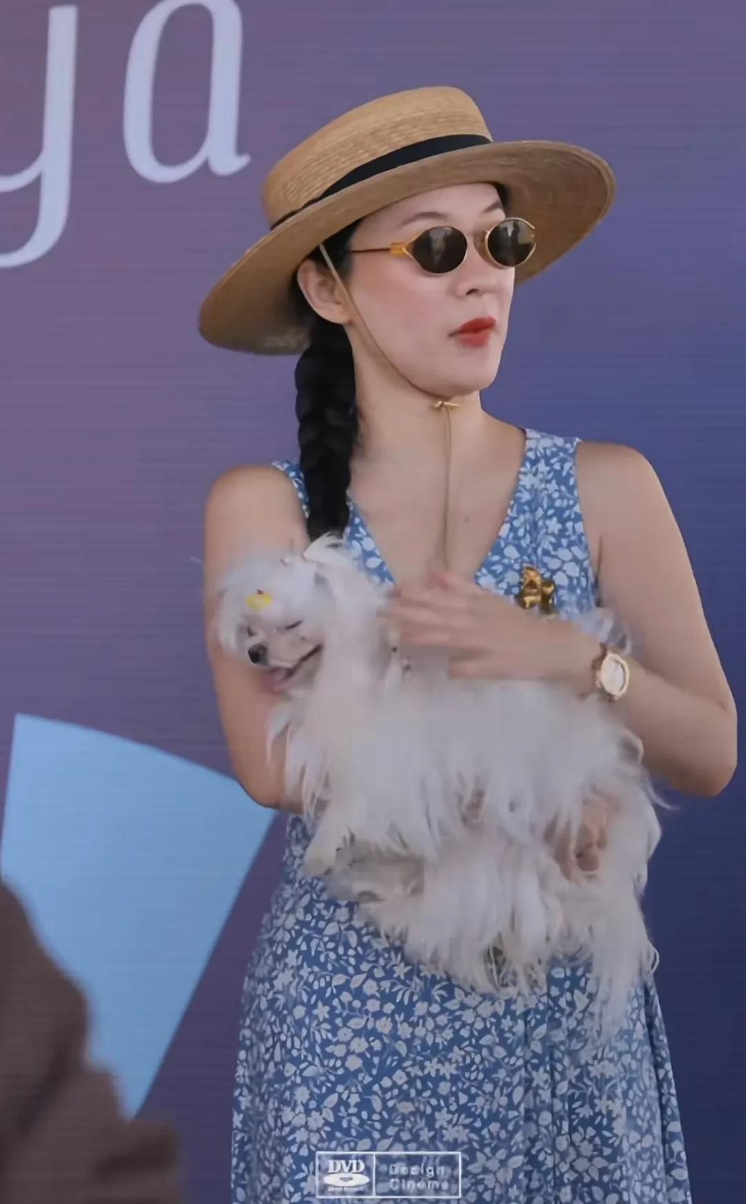 霍思燕和杜江现身阿那亚，带着自己家养的狗狗参加比赛。
霍思燕戴着遮阳帽，穿着无袖