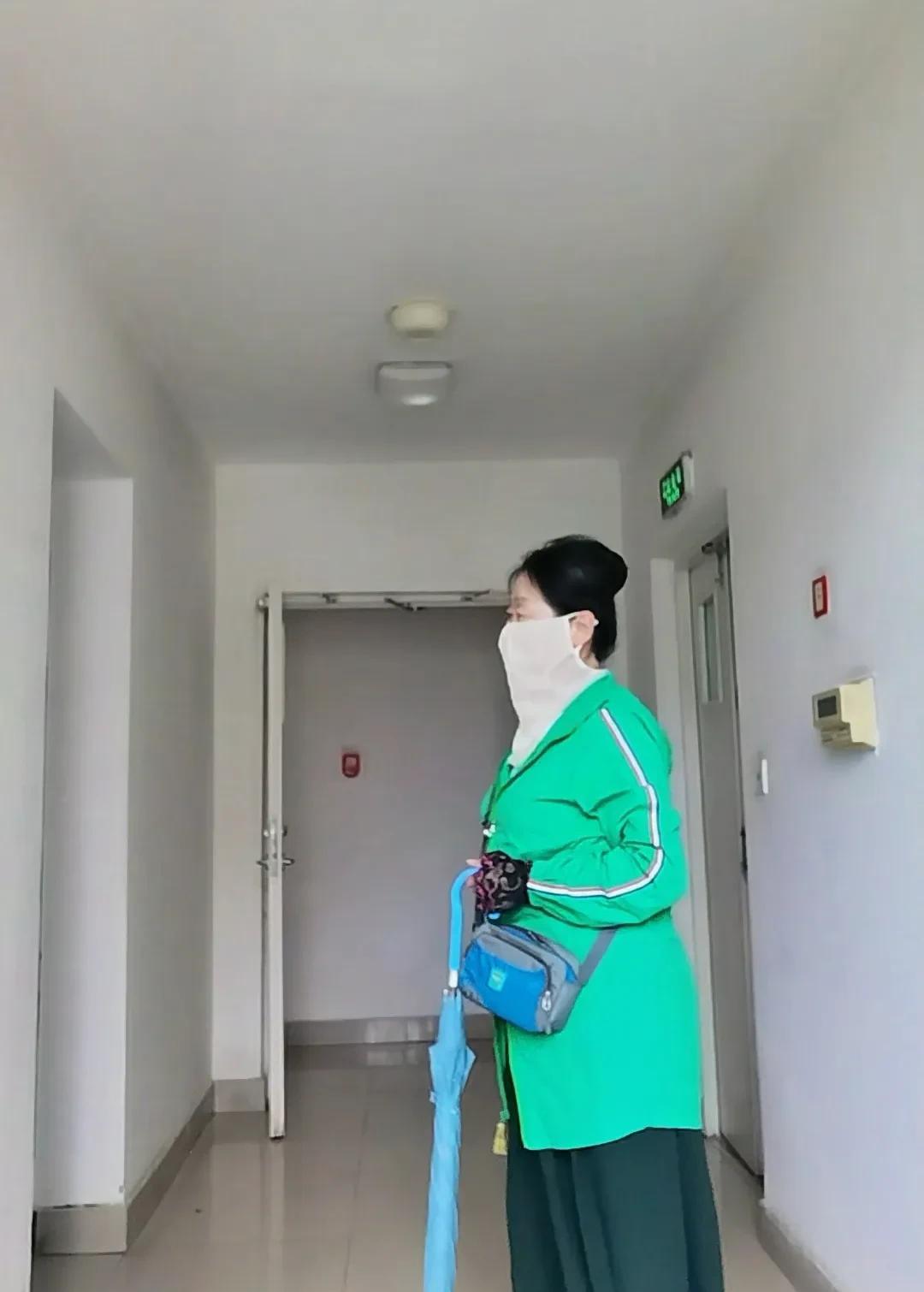 你们看这是我原生态的照片，你们千万不要说我丑。
下雨了，准备出去雨中散散步，你们