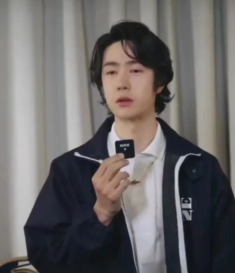 发现没有
王一博小可爱面对记者采访还是挺机灵的，不会说太多，也不会被牵着鼻子走
