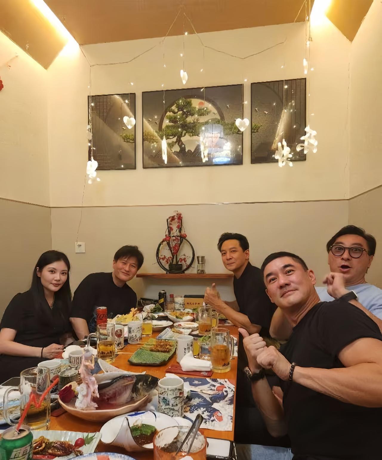 近日，尹子维携老婆徐冬冬现身老友饭局，5月19日是他的50岁生日，正好与520这