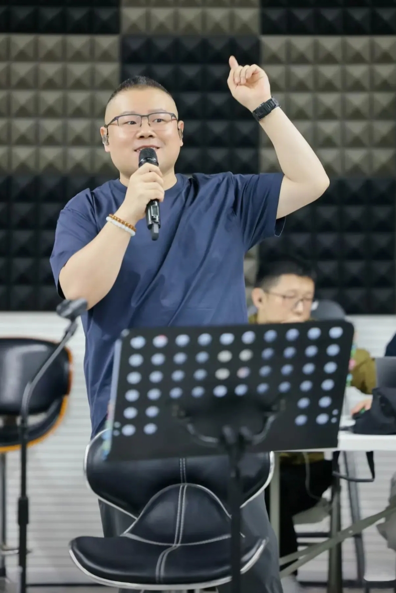 相声演员岳云鹏《非要唱》演唱会已确定上演，他之所以非要唱，关键是演唱会请的嘉宾阵