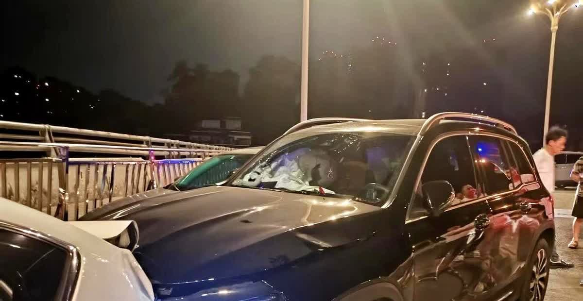 【贵阳花果园凌晨突发事故：SUV连撞5车 车辆损毁严重】6月13日凌晨1时30分