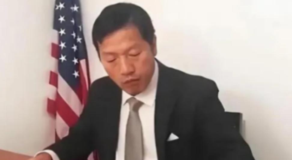 [兔子]2018年，一位东北的大学教授卖掉了自己在北京的房子，带着家人移居美国，