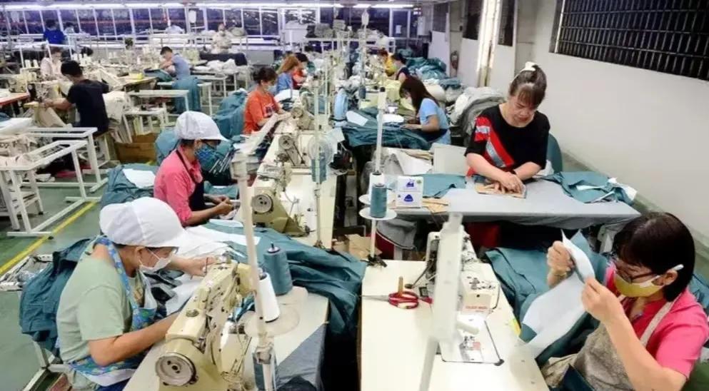 老美想把越南、柬埔寨这些国家的服装厂，都赶到美国去，在美开厂，在美加工，用美的地
