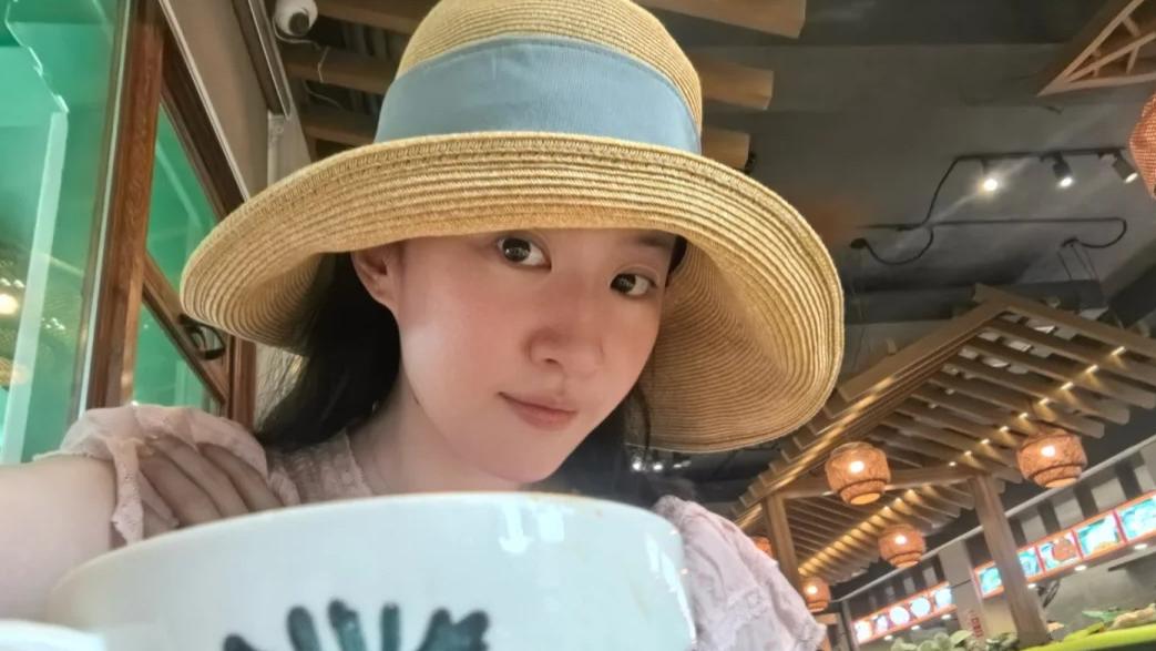 刘亦菲INS晒自拍照，素颜出镜好温柔，化妆镜前抱爱犬自拍