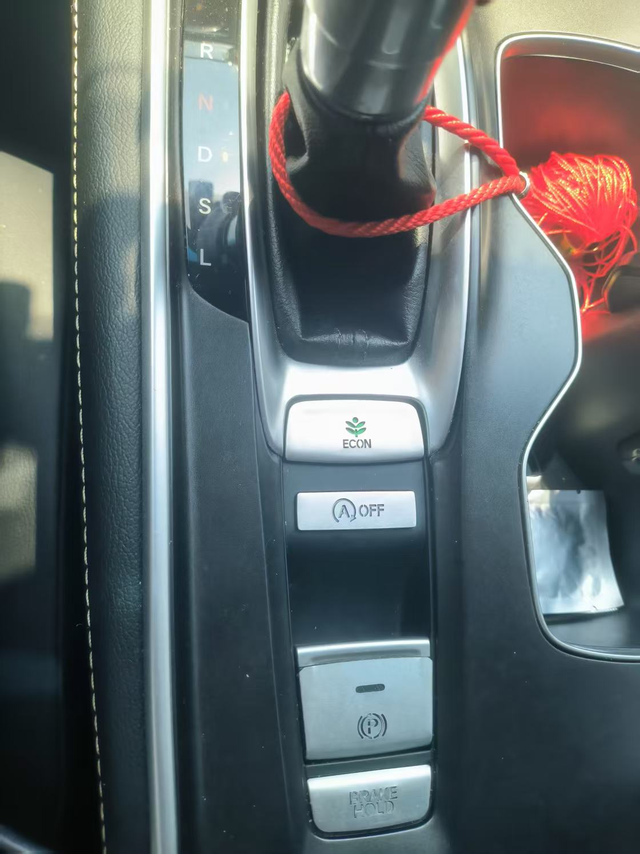 自动启停最难用
上车第一件事就是关闭自动启停，等红绿灯再次点火的体验感很差，自启