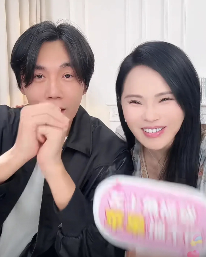 太敢讲了！秦昊首次现身老婆直播间，直言第一眼爱上伊能静是因为她“肤白胸大”，在线