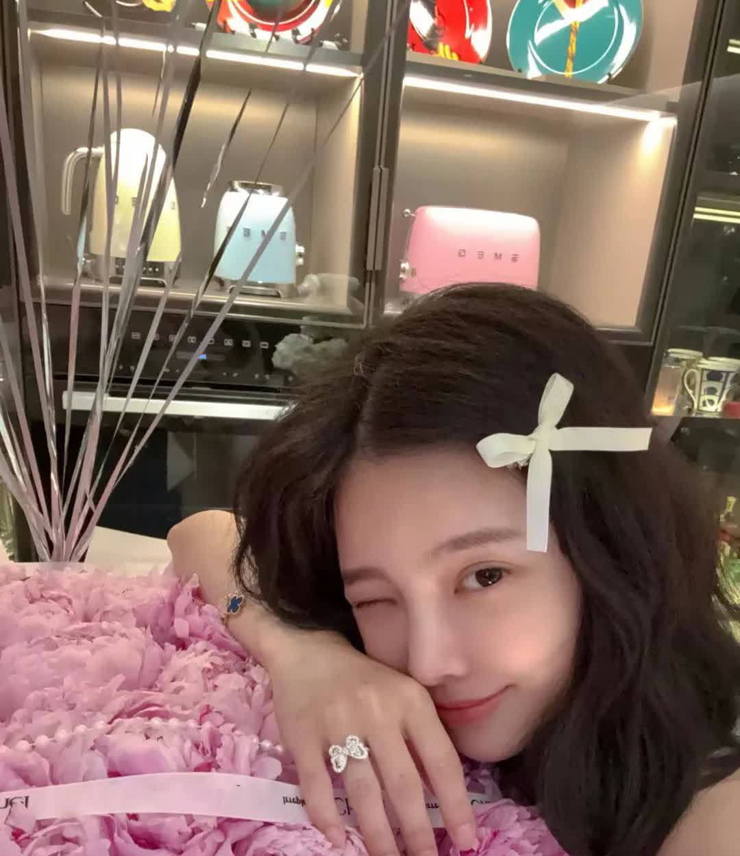 杜淳真的是把媳妇养成了女儿啊！ ​​​
谁能看出来他媳妇快40了啊，不知道的以