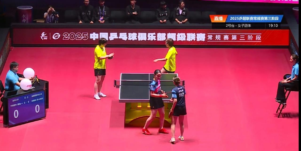 莎莎今晚是做场外指导了。
第一场女双比赛是蒯曼/平野美宇对张本美和/冷雨桐，看到