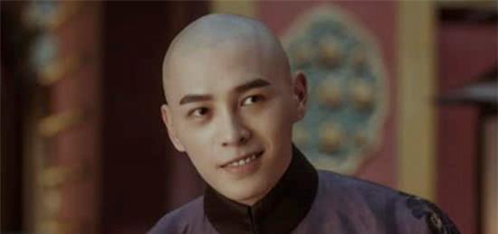 乾隆的弟弟弘昼，当着文武百官和乾隆的面，直接把军机大臣讷亲，一脚踹到地上，打了一