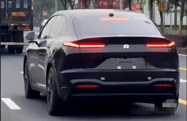 蔚来最大的问题就是只向下而不向上兼容
1、蔚来的服务大幅缩水，新的服务无忧不是说