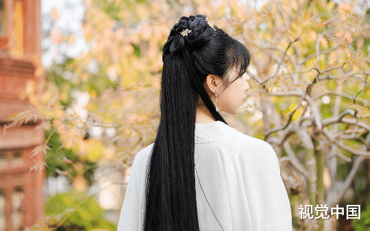 从小定亲的未婚夫，镇国公世子为了小白花要退婚，我却从她的心声发现了惊天阴谋：她想弄死我当皇后....