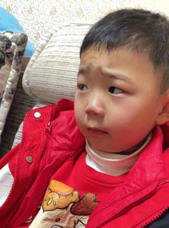 [兔子]“这个男孩火到人民日报了！”6岁儿子不想让父母外出打工，爸爸哽咽着安慰：